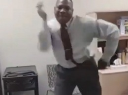 На работе тоже иногда бывает весело: мужчина в офисе исполнил зажигательный танец