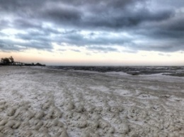 В курортном городе Запорожской области замерзло море (фото, видео)