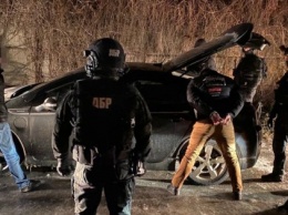 Трое киевских полицейских удерживали человека, вымогая взятку из-за янтаря - ГБР
