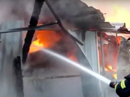 Спасатели подняты по тревоге: в районе столичной Борщаговки горит завод Эелктронмаш