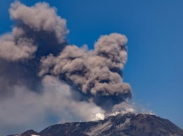 На Сицилии проснулся вулкан Этна, столб пепла - более 5 километров