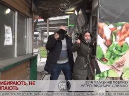 В Киеве мужчина напал на журналистку во время прямого эфира и сам упал в лужу