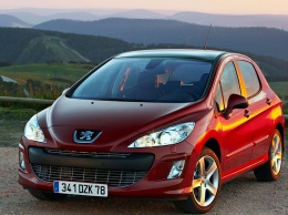 Абсолютно новый Peugeot 308 заметили на зимних тестах