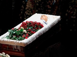 Гроб утонул в цветах: в СМИ появились фото покойного Гафта