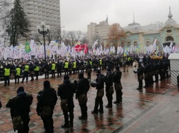 В Киеве протестующие двигаются на Майдан