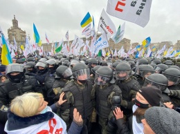 Бои между ФОПами и силовиками на Майдане усиливаются. В полицию полетели палки и части палаток. Видео, фото