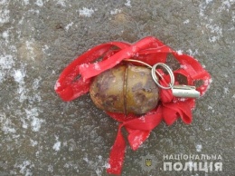 В Харькове прохожие обнаружили гранату с праздничной лентой посреди улицы, - ФОТО