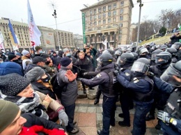 В столкновениях в Киеве пострадали десятки людей