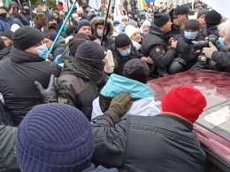 Взрывают гранаты, приехало много "скорых": новые детали массовых стычек на Майдане