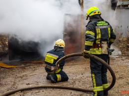 В Днепре на Караваева спасатели больше часа тушили пожар в гараже: мужчину с ожогами забрала скорая