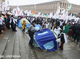 Протестующим предпринимателям в Киеве таки удалось установить несколько палаток. Хроника дня (ФОТО)