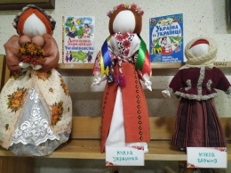 Зерновушка и Коронавируска: в детской библоитеке работает выставка кукол-мотанок