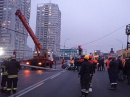 Не повезло: сколько машин пострадало из-за падения фонарей на Шулявском мосту