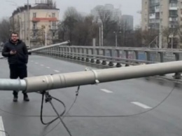 Болты ничего не крепят: киевлянам показали, почему обрушился мост на Шулявке, фото