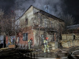 Всего лишь окурок: в Киеве сгорело двухэтажное здание, два человека погибли