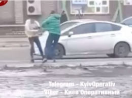 В Киеве два водителя устроили "дикую" драку посреди дороги: опубликовано видео