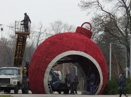 В новогоднем городке возле криворожской мэрии смонтировали елочную игрушку рекордсменку