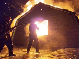 В Энергодаре 15 спасателей тушили мощный ночной пожар