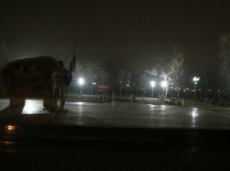 Огни ночного города: как выглядит аллея за мемориалом «Защитник Украины»