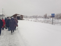 Снег и смерть в «Станице Луганской» и «все как у людей» на закрытом «Новотроицком»: что творится на КПВВ Донбасса