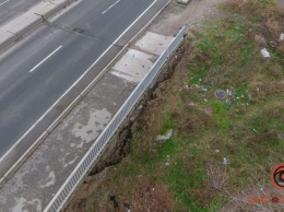 В Днепре из-за оползня на мосту по проезду Гальченко пошли трещины