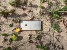 Мужчина уронил телефон с самолета и нашел его невредимым - теперь у него есть очень эффектное видео