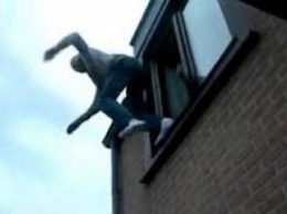 В Запорожье пенсионер покончил жизнь самоубийством, выпрыгнув из окна на пятом этаже