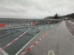 В Киеве вновь треснул стеклянный мост, фото