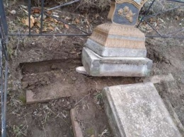 В Запорожской области вандалы повредили памятники на кладбище (фото)
