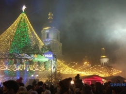В Киеве зажгли огни на главной елке Украины