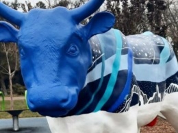 В Мариуполе местных жителей взбудоражил "неприличный" бык на детской площадке