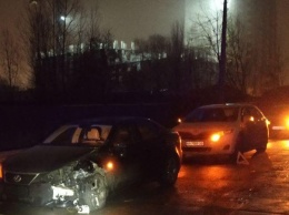 В Киеве Audi и Lexus не поделили пустую дорогу, видео