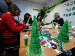Волонтеры Красного Креста провели «новогодний» мастер-класс в Харькове