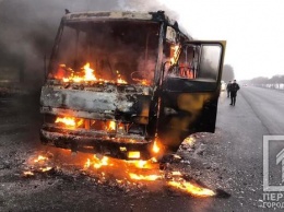 На трассе Днепр - Кривой Рог сгорел дотла пассажирский автобус: фото