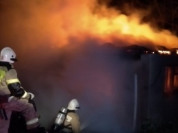Ночью на пожаре в Ленинском районе спасли 2 человек