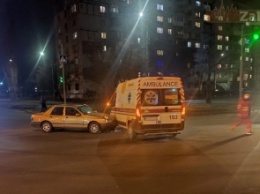 В Запорожье произошло ДТП с участием автомобиля скорой помощи и легковушки (фото)