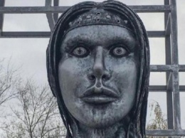Местные жители добились сноса установленного 18 декабря ужасного памятника Аленушке