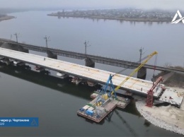 На строительстве "знаменитого" моста под Никополем соединили берега