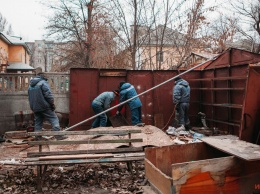 В Днепре на Кедрина мужчина с сапожной лапой бросался на бригаду рабочих