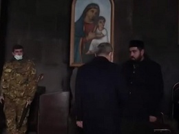Изгнание Пашиняна из храма армянским священником засняли на видео