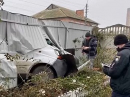Очередное пьяное ДТП: под Киевом водитель на «бусе» снес забор частного дома, видео