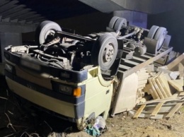 Правоохранители прокомментировали ДТП с перевернувшимся грузовиком (фото)