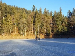 На Закарпатье замерзло озеро Синевир, фото