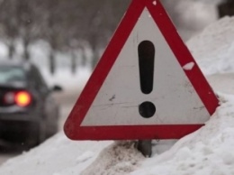 В Мелитополе на крутом спуске занесло автомобиль такси - затормозить удалось после аварии (видео)