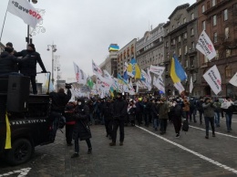 "Фопы" частично перекрыли движение в центре Киева и выдвинулись на Банковую. Полиция перекрыла путь