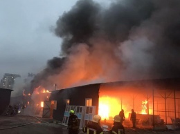 В Киеве горят склады с кислородными баллонами: появились фото мощного пожара