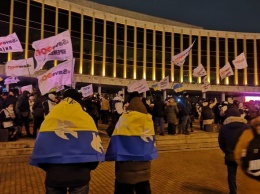 Чтоб Зеленский услышал. Тысячи "фопов" пришли ко Дворцу "Украина" перед концертом "95 Квартала"