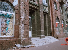 В Днепре на Яворницкого на тротуар снова рухнул фрагмент фасада