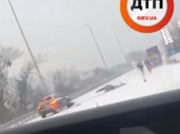 На Житомирской трассе внедорожник на скорости снес двух людей: видео с места жуткого ДТП