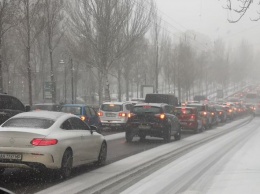 Киев встал в пробках из-за "большого" снега